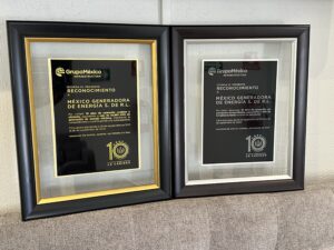 A la izquierda la placa del décimo aniversario, y a la derecha la placa por los 10 años sin accidentes.