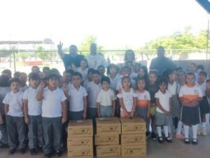 The pupils of the Nueva Creación school pose with GPG's material.